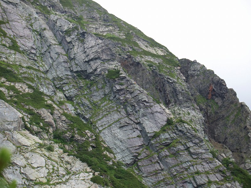第4尾根主稜を数名のクライマーが登攀中