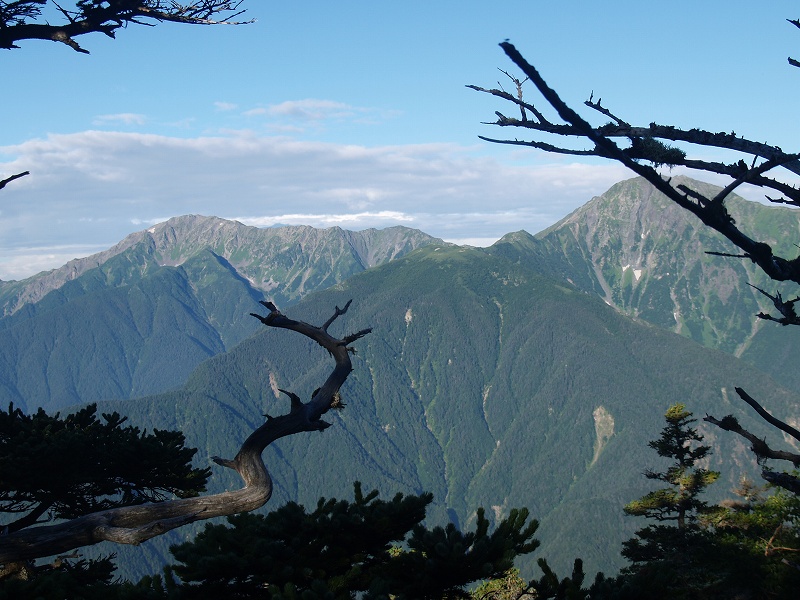 白鳳三山（北岳、左は間の岳）が見えて来る