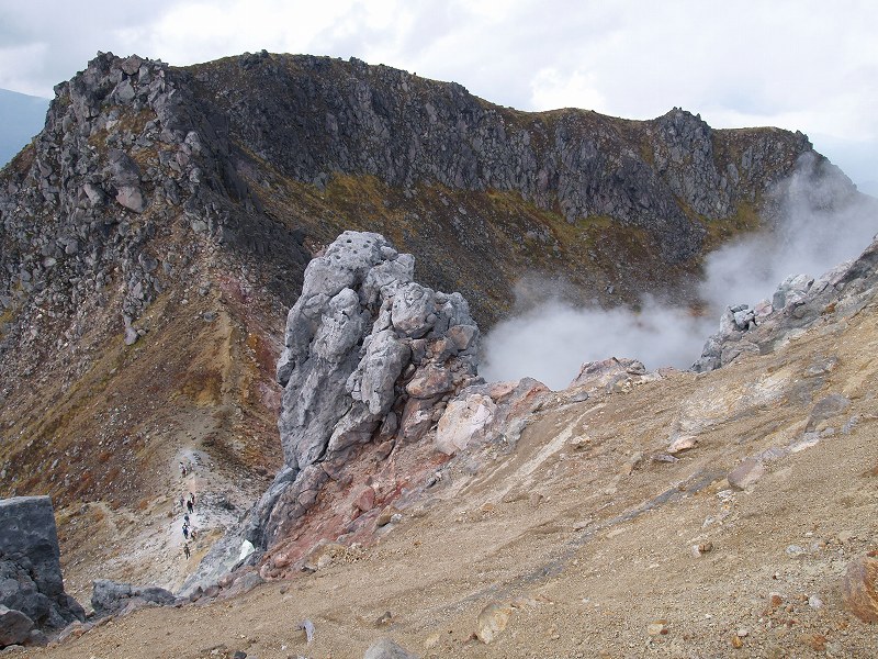 北峰山頂から南峰と噴火口を撮影