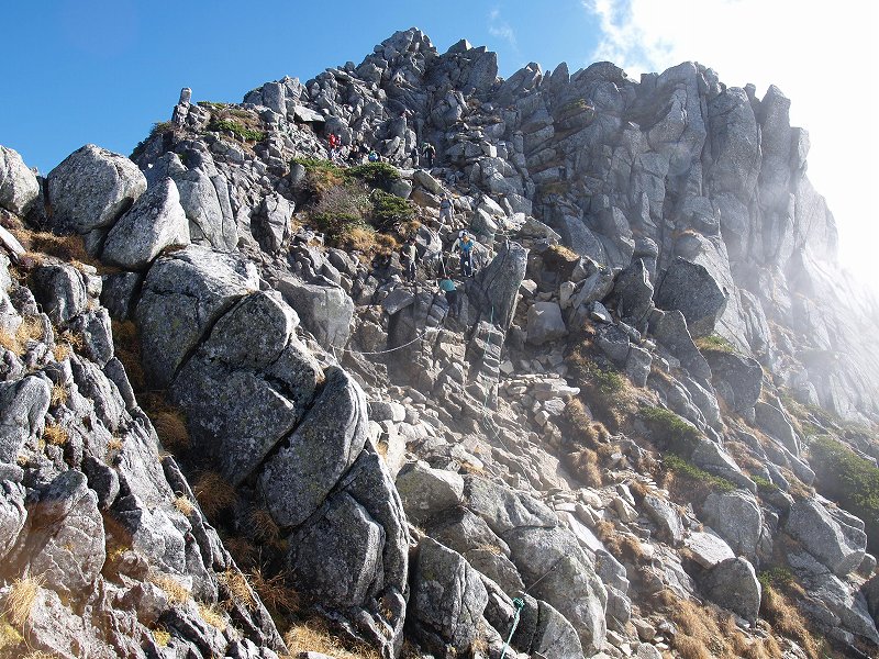 宝剣岳山頂部の花崗岩が凍結破壊作用で砕かれる