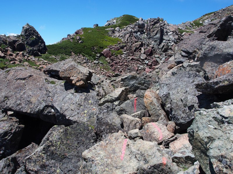 赤色の岩石ラジオリヤチャート岩盤が、多く見られるようになってきます。