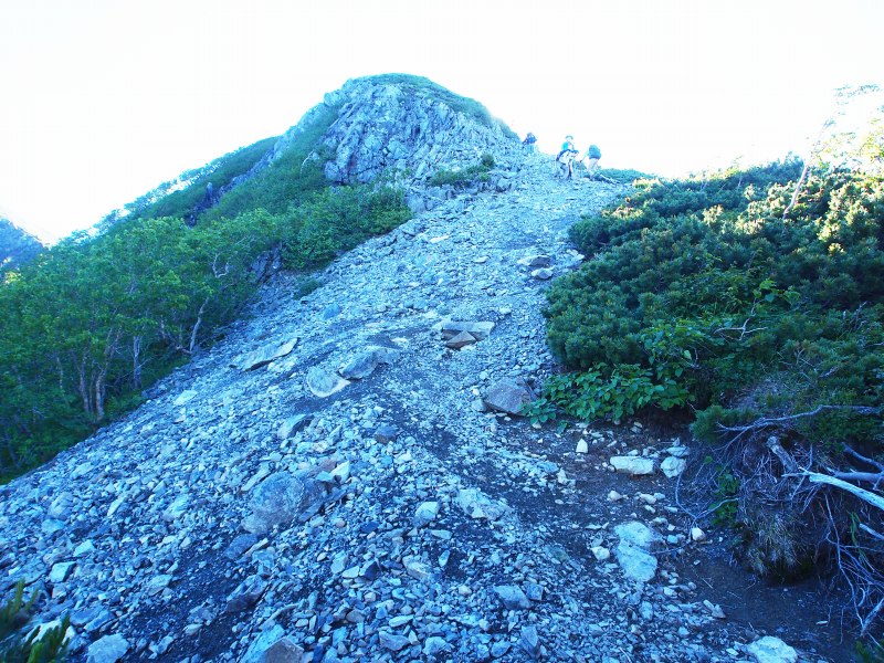 小石の尾根を登り、右側から回り込むと小聖岳です。ここの少し上まで登ると右手前方に霊峰富士が美しく望めます。