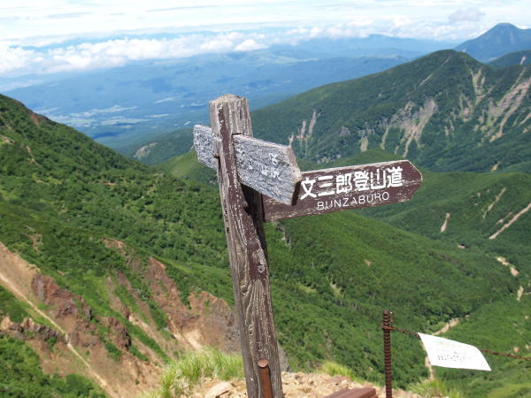 稜線に上がると晴れていれば富士山までよく見えます。文三郎道の「中岳・阿弥陀岳、赤岳」分岐を示す指導標。