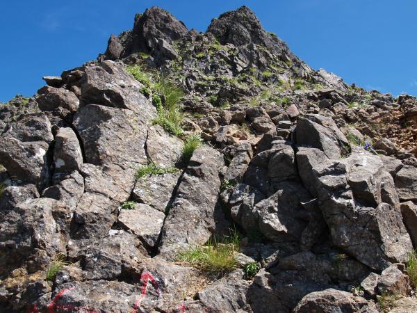 竜頭峰へはこの岩場を登りますが難しくありません。スタンスが豊富で、斜度が緩いので簡単です。