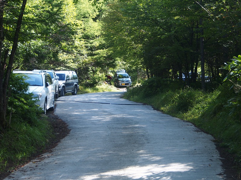 桜平のゲート周辺の林道沿いに計30台が駐車可能。 ゲートから150ｍ上がった所には、約60台収容可能な駐車場があります。
