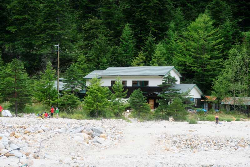 湯俣温泉晴嵐荘は高瀬川の上流、湯俣川と水俣川の合流点で、標高1534メートル地点にあります。