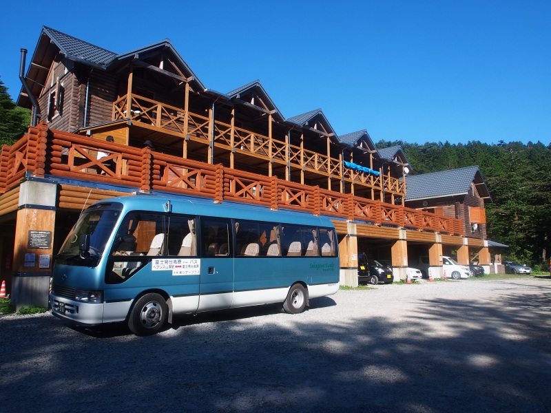 萬岳荘は、阿智村と中津川市が共同で管理運営を行っています。1階は宿泊者用駐車場になっています。ゴールデンウィークと夏季の季節限定でヘブンス園原展望台と萬岳荘間に遊覧バスが運行されます。

 
