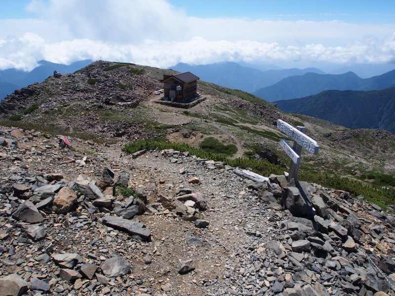 赤石岳山頂の南側の平坦地に建つ赤石岳避難小屋。