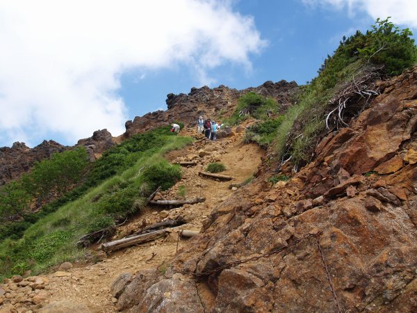 赤ザレた岩屑の登山道を上がれば地蔵の頭（八ヶ岳の主稜線）です。地蔵の頭直前に最後の鎖場があります。