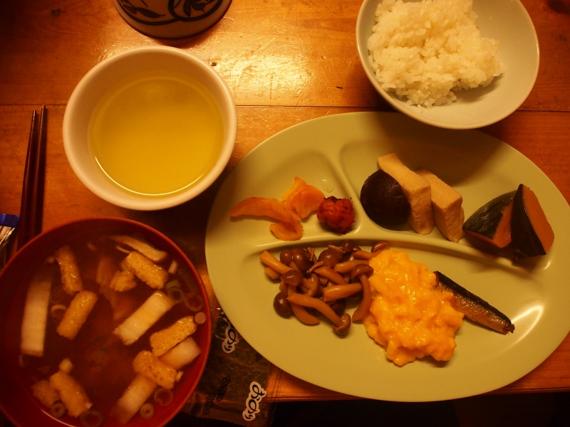 朝食。キノコやこうや豆腐、スクランブルエッグ、魚の蒲焼、かぼちゃの煮つけ、味噌汁など。