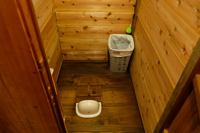 トイレ。従来型の貯留式のトイレで、近くの環境に影響が少ない場所に地中処理しています。EM菌を投入して悪玉菌の活性を抑え、臭いやカビの発生を抑えています。