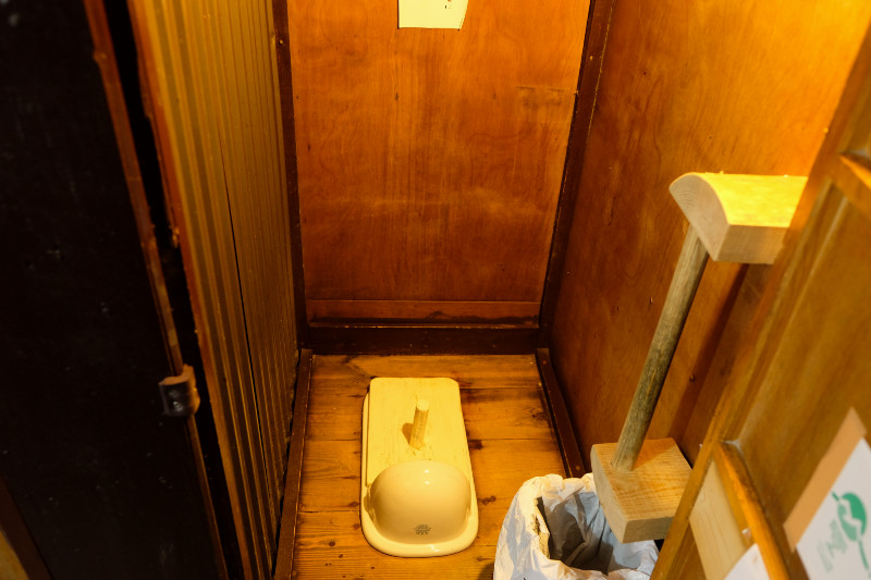 トイレ。EM菌や EMボカシを便槽に入れて糞便を処理しています。それにより匂いがだいぶ軽減されています。
