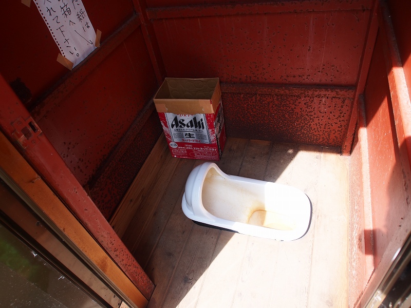 和式トイレが二つあるのみで、男子用の便器はありません。便は浄化して固形物は近くに巻いて処理している様です。