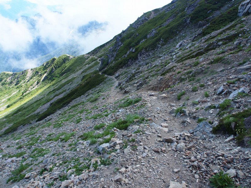 登山道の傾斜が少し緩くなり歩きやすくなります。左手側に東岳カールがあります。正面の稜線まで歩くと、荒川小屋が見えてきます。