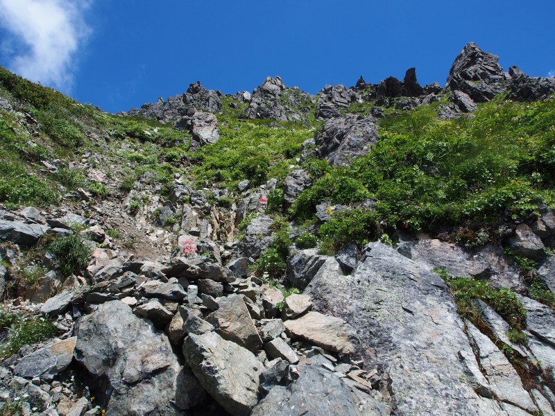 悪沢岳と中岳の鞍部（コル）直前の急斜面を振り返って撮影。鎖の設置箇所はありませんが、かなりの急斜面なので慎重に降りました。