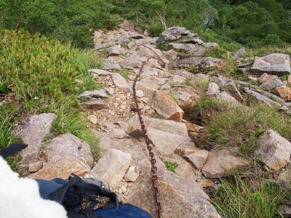 鎖場を登りきった所から見下ろしました。多少の浮石があるので、登山者が多い時は、落石に注意が必要です。