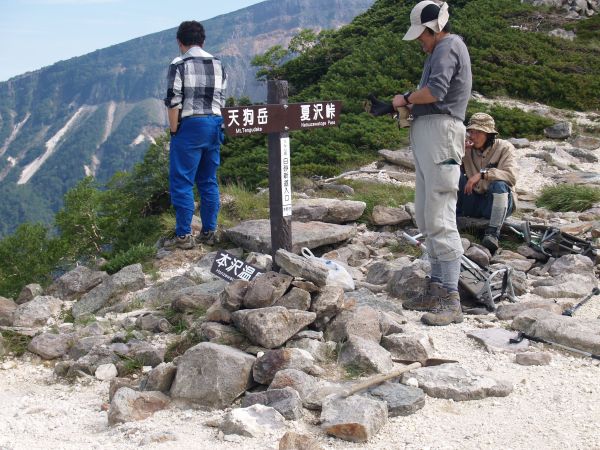 天狗岳と根石岳の間のコルに本沢温泉、天狗岳、夏沢峠分岐方面を示す指導標を設置している本沢温泉、山びこ荘の方々ご苦労様です。