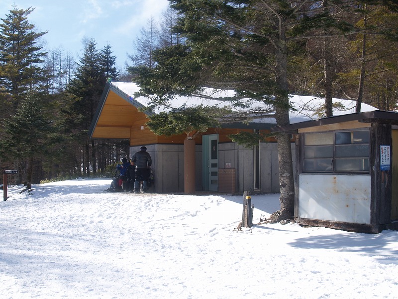山彦荘の隣にある水洗式公衆トイレ。冬でも暖房が入り使用できます。林道を御所平峠方面へ向かいます。