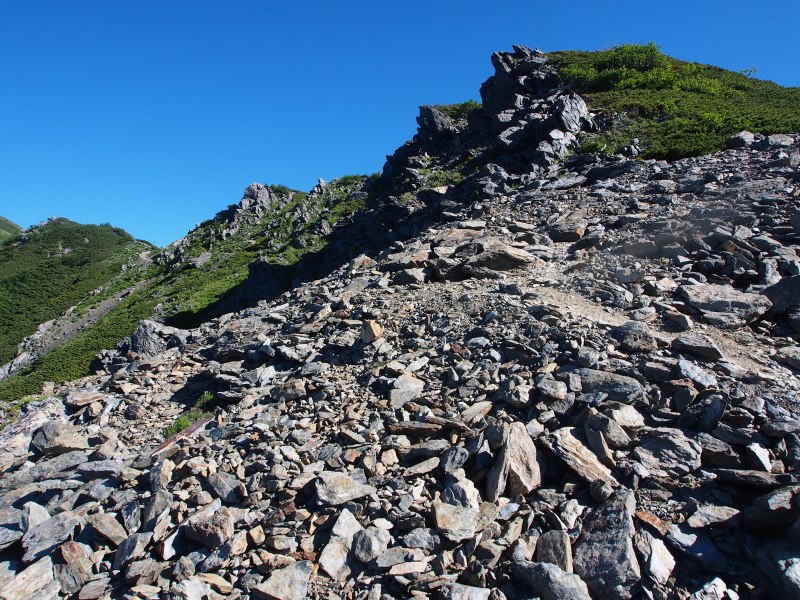 千枚岳の山頂部は岩稜帯になっています。ここから右手方向に向かうと山頂です。