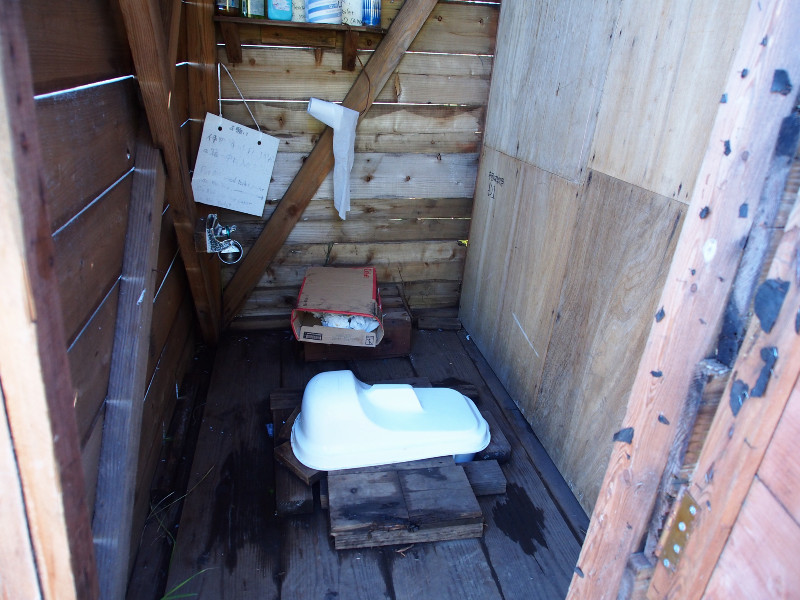 テント泊者と通過登山者用の屋外トイレ。