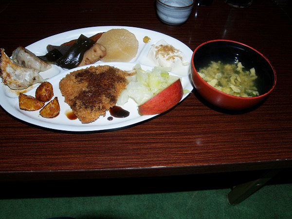 夕食。アジの天ぷら、餃子、おでん、温野菜など、さらに後からかぼちゃの天婦羅が出されました。