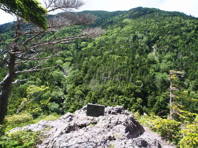 突き出した岩の上に故佐藤修一青山白雲人　昭和45年5月20日と刻まれた慰霊碑が祀られています。