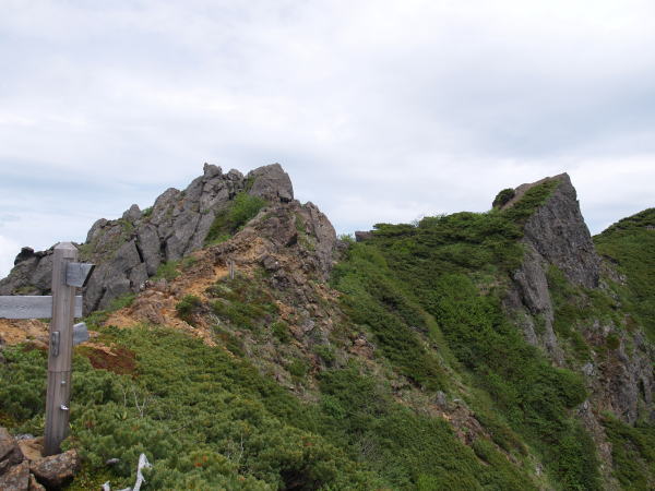 ここから岩稜の通過です。右斜め前方の岩峰が摩利支天です。