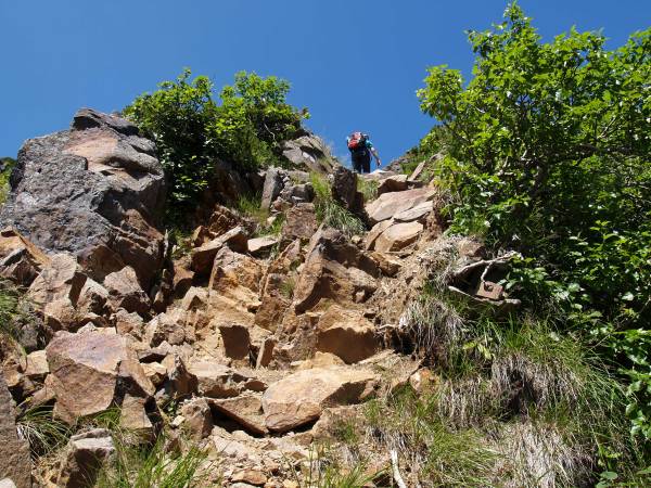 この岩はホールドやステップが十分あるので難なく登れます。