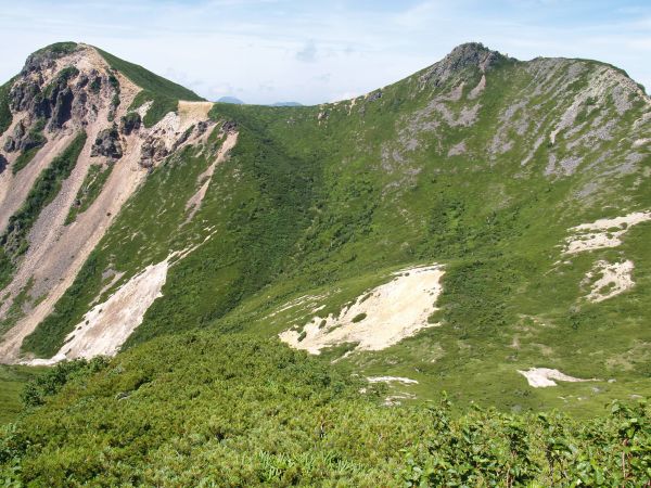根石岳山頂から望む天狗岳。左が西天狗岳、右が東天狗岳です。