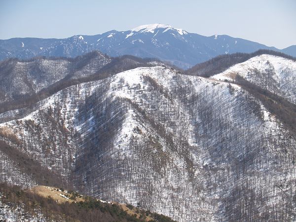 飯盛山山頂から見る日本百名山の金峰山。山頂にひょこんと尖った五丈岩もはっきりと確認出来ます。金峰山の左下に見える三角錐の岩がゴツゴツした山が瑞牆山です。