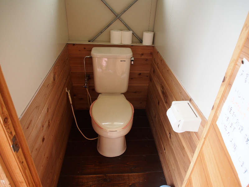 燃焼浄化式トイレ。汚物を燃焼処理するため地中浸透式に比べるとはるかに自然への環境負荷が少ないトイレです。通常の水洗式トイレと同じ様にほとんど匂いもしません。