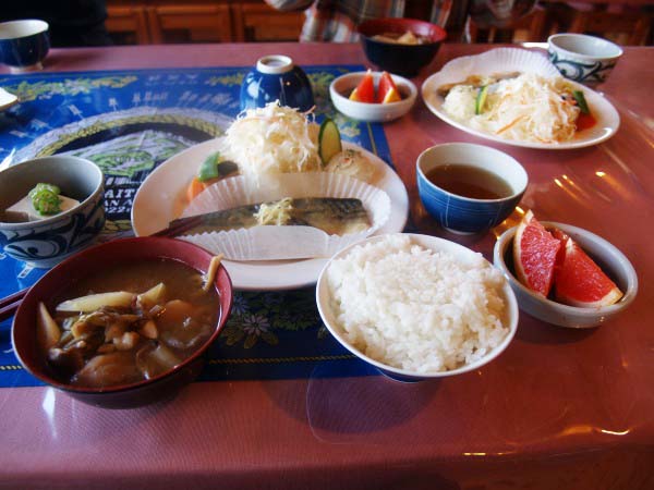 夕食はハンバーグの選択も可。夕食は肉か魚を選ぶことができます。昼食のサービスでは冷やし中華を食べることもできます。