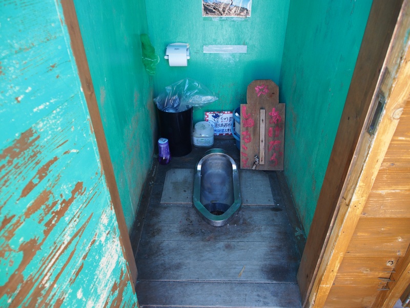 赤石岳避難小屋の隣に建つトイレ棟。カートリッジ式トイレの為、し尿はヘリコプターによって麓に降ろされます。
