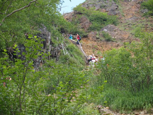 ダケカンバの林を抜けると再び階段が見えてきます。登山者が登っている二段に架けられた階段から森林限界を越え、核心部に入っていきます。