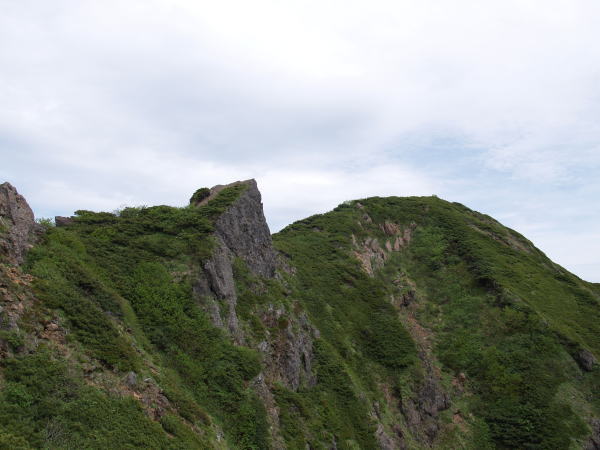 右斜め前方の尖った摩利支天の岩峰を越え、右の山頂が丸く見える阿弥陀岳に向かいます。