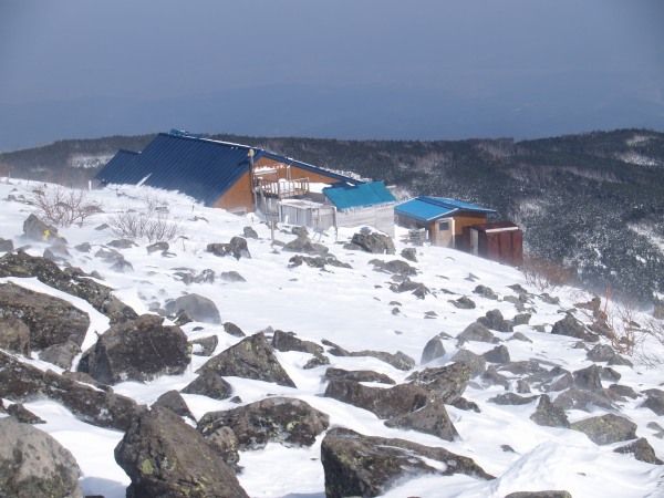 蓼科山頂ヒュッテは冬季は営業していません。