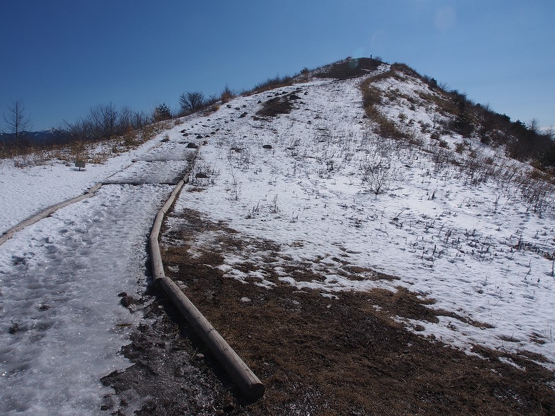 飯盛山山頂までひと登りです。残雪が溶けて凍った状態になっていますが、滑落の危険はないので、アイゼンは使いませんでした。