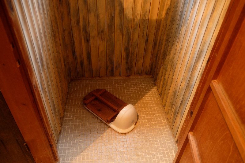 トイレはしゃがみこむ和式タイプのものだけです。糞便はEM菌で処理した後、近くの地中に埋めるそうです。