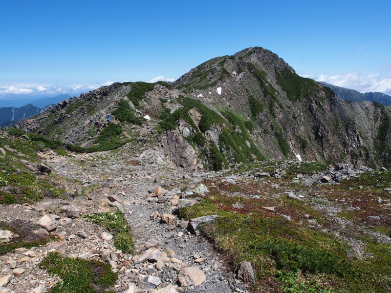 赤石小屋分岐から小赤石岳を振り返る。右下方向に連なる稜線はラクダの肩と呼ばれています。この稜線上が冬山のルートになります。