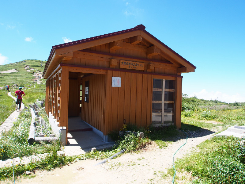 太郎平小屋の隣にある太郎兵衛平公衆トイレ（チップ制）。多くの登山者が行き交う場所なので水洗式の綺麗な公衆トイレがあります。又この直ぐ近くに水道があり、水の補給が出来ます。