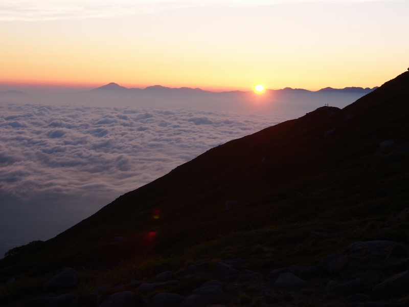 八ヶ岳・天狗岳辺りから登る朝日。早朝4時30分あたりが日の出時間です。