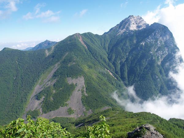 栗沢山山頂から甲斐駒ヶ岳を写す。駒津峰 の左奥には鋸岳の第1高点が見えます。