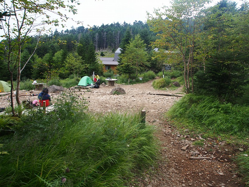 キャンプ指定地の中を通り、小さな流れに架かる橋を渡れば「オーレン小屋」に戻ります。