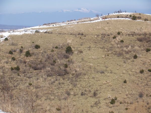 山頂から北側を望むと展望台の先に噴煙を上げる日本百名山の浅間山が見えています