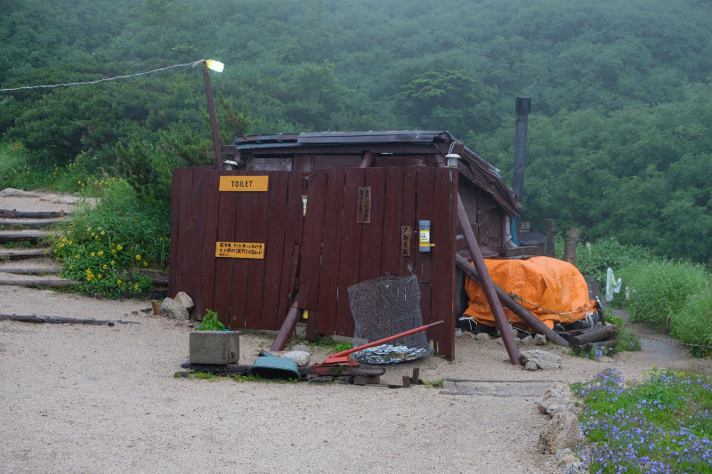 屋外トイレ。通過の登山者やテント泊の登山者が使用します。