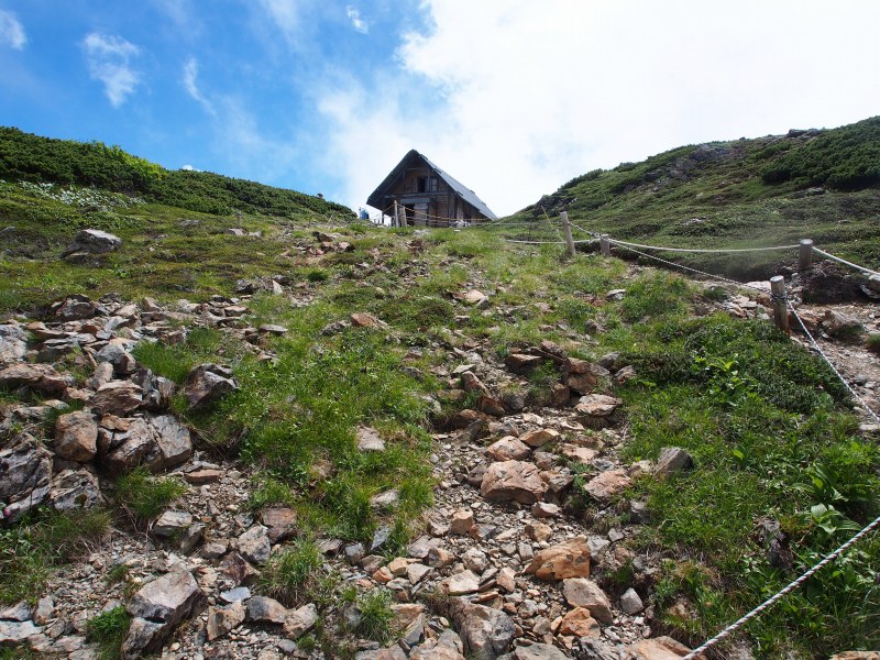 中岳山頂に建つ中岳避難小屋。ここから赤石岳へのルートは荒川岳から赤石岳のページをご覧ください。