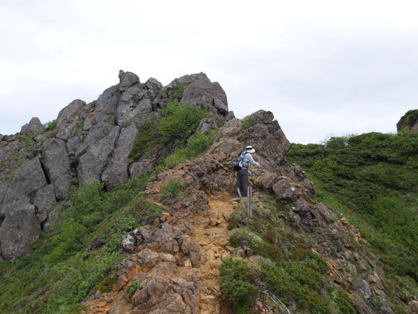 ここの岩は直登りも出来ますが、右に巻くのが本来のルートです。