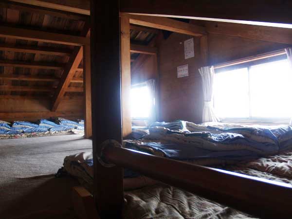 寝室。屋根裏に作られた大部屋。