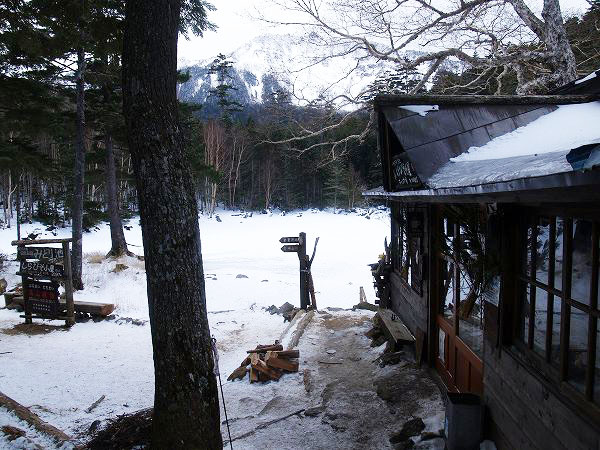しらびそ小屋から見る天狗岳と手前の凍ったみどり池。
