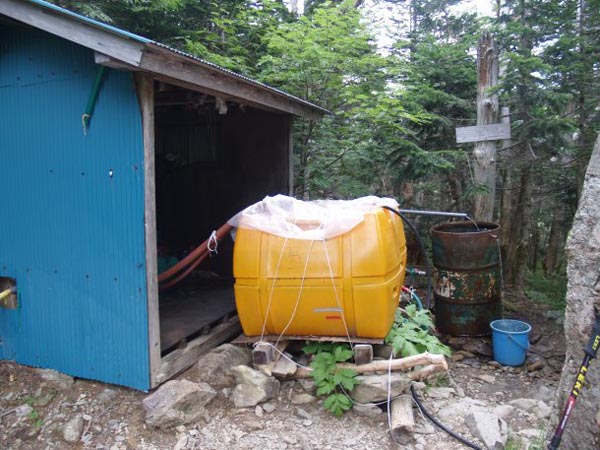 三伏峠小屋から１2分ほど下った所にある夏場特設水場。水量は豊富です。7月上旬から9月下旬にかけて設置されていますが、保健所の指導により飲料は不可となっている様です。煮沸して飲む必要があります。